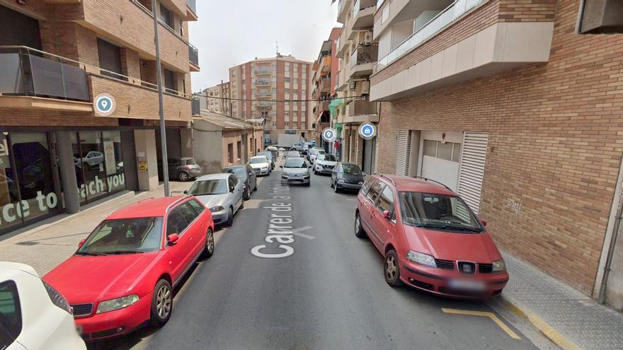 Un vehicle xoca amb tres cotxes aparcats al carrer Indústria de Manresa i fuig