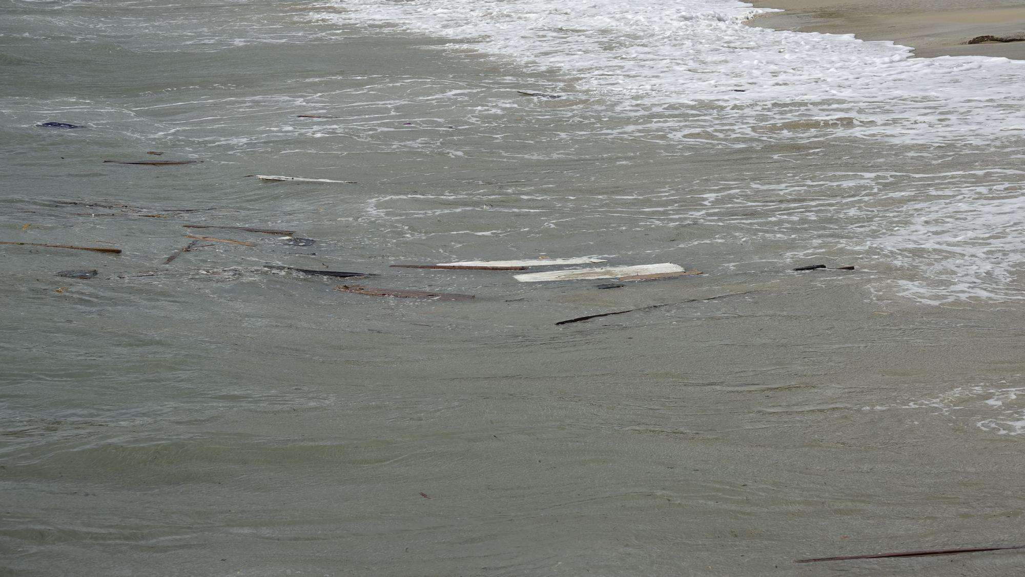 El oleaje destroza contra las rocas de Portals un barco varado