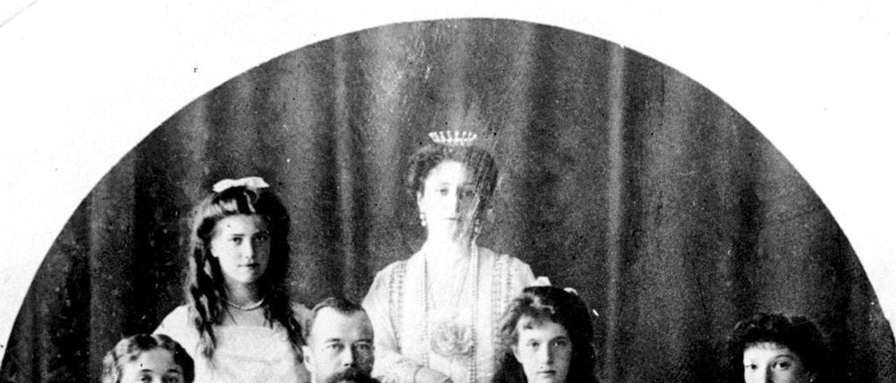 Nicolás II e a familia real rusa en 1914