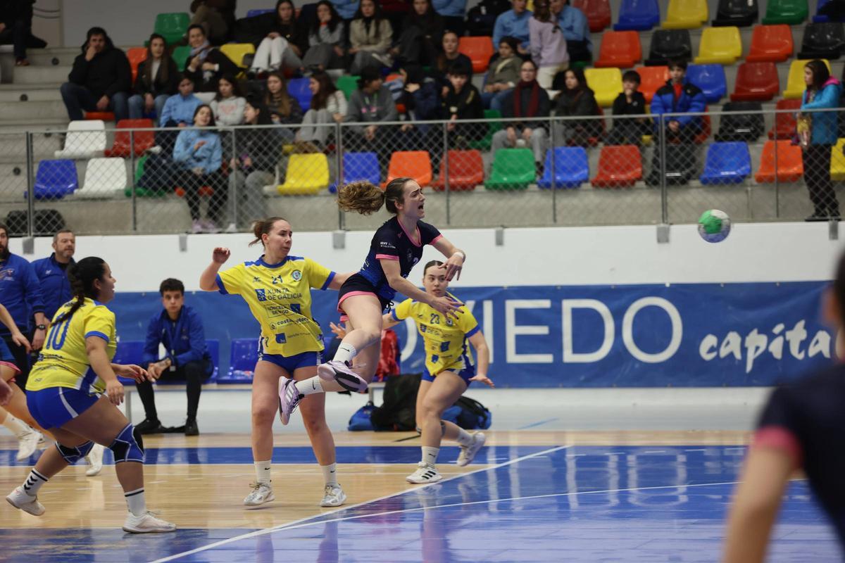 Un partido anterior del Carballal en Oviedo.