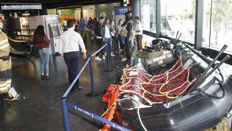 La muestra de la Armada inaugurada ayer en el Centro Comercial A Laxe. // R. Grobas