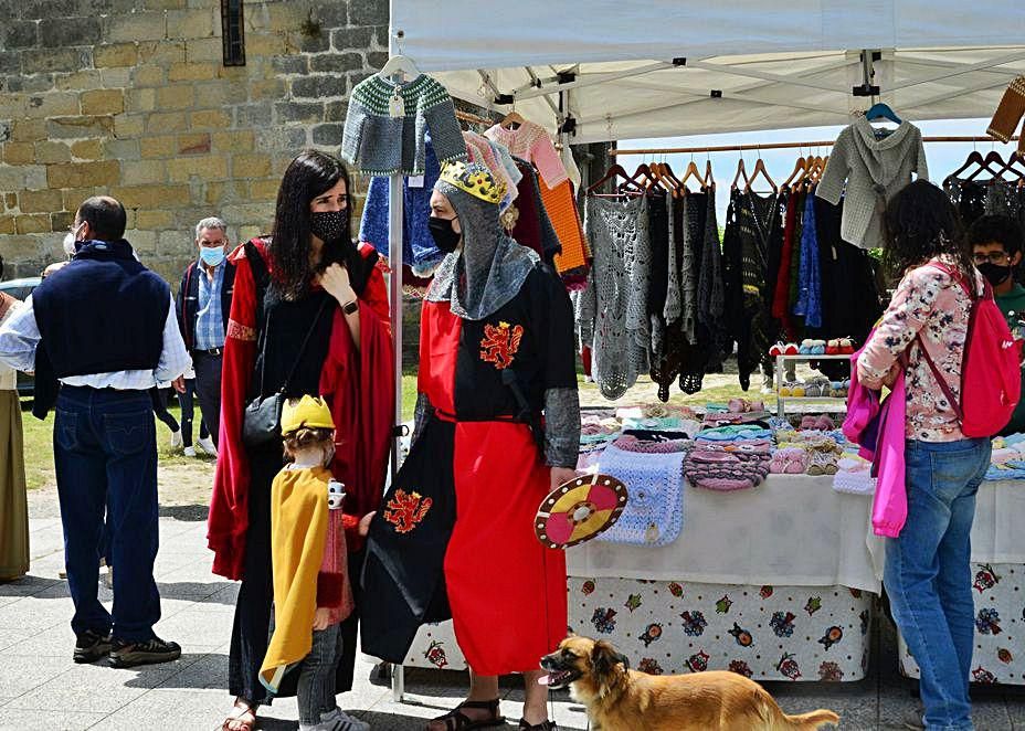 Ambientación medieval en los puestos del mercadillo.   | G. NÚÑEZ