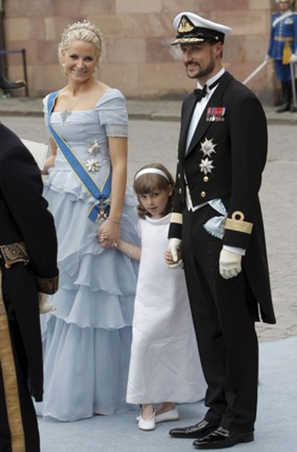 Los príncipes Mette Marit y Haakon de Noruega y su hija Ingrid Alejandra, a la salida de la boda de la princesa heredera Victoria de Suecia.
