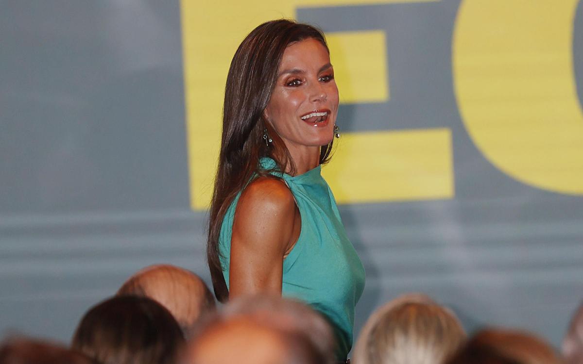 La Reina, con vestido de Zara corte midi y pendientes de Tous