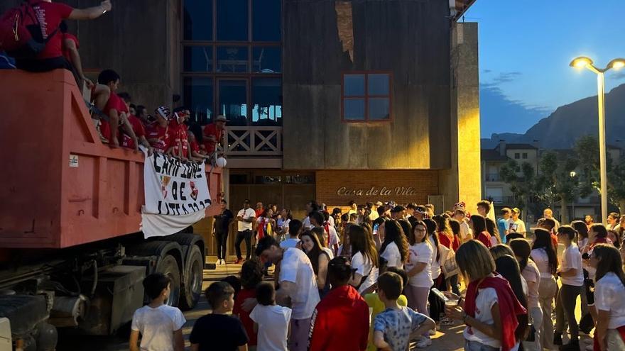 La plaça de l’U d’Octubre va acollir els emotius parlaments del capità i del tècnic del Club Esportiu Oliana