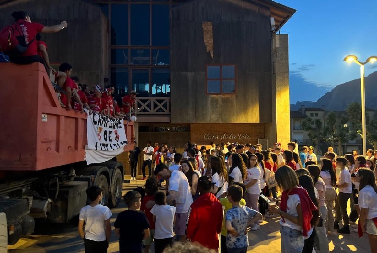 La plaça de l’U d’Octubre va acollir els emotius parlaments del capità i del tècnic del Club Esportiu Oliana