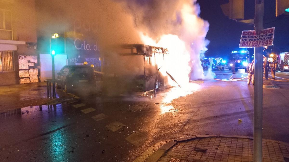 Los bomberos apagan un autobús en llamas en L'Hospitalet