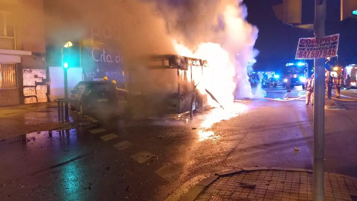 Arde un autobús público en L'Hospitalet y el fuego quema otros cinco vehículos y un semáforo