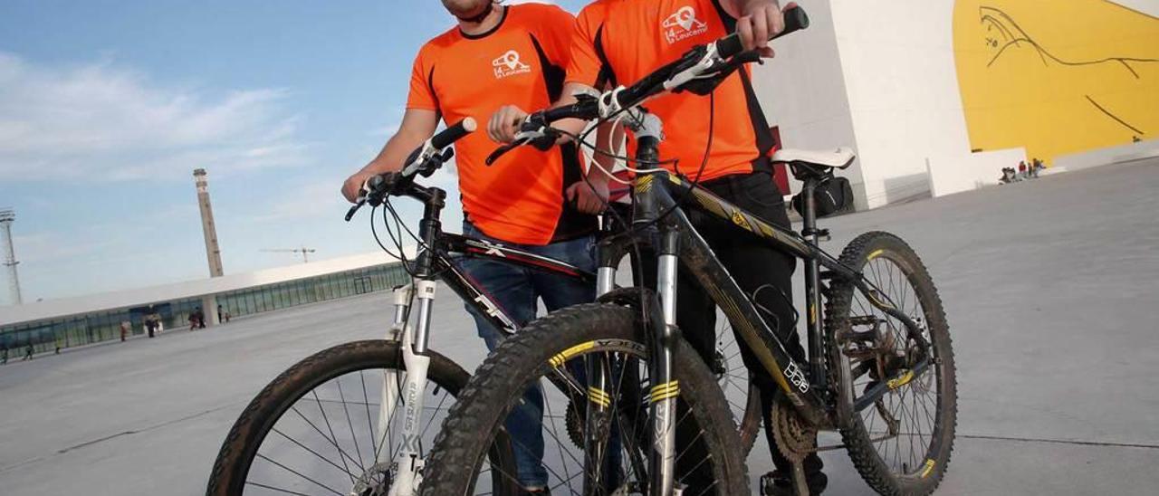 Aitor García y Daniel Carreño Escandón, con sus bicis en el Centro Niemeyer.