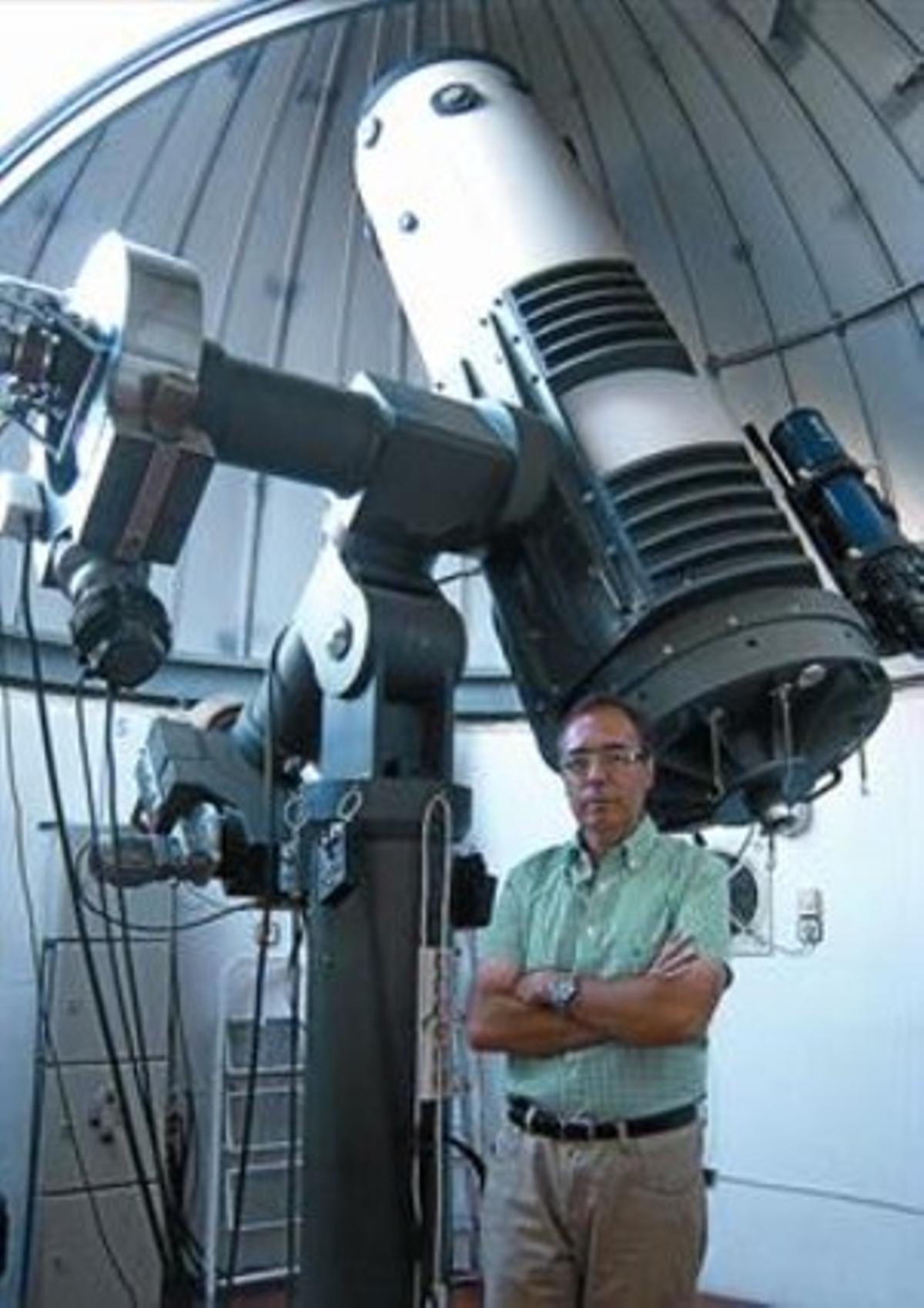 Enrique García, amb el telescopi.