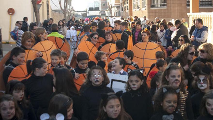 Bigastro deja a un lado la crisis y se contagia de la alegría del Carnaval