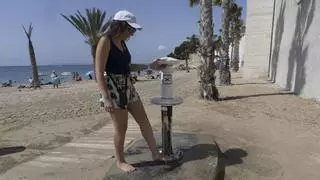 El Ayuntamiento no contempla solicitar al Consell un plan para renovar los lavapiés de las playas de Alicante