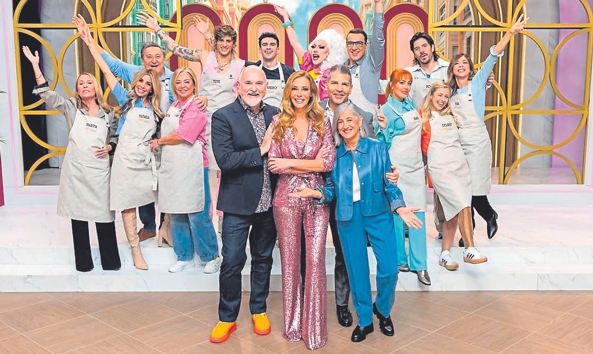 En primer plano, la presentadora gallega Paula Vázquez, rodeada de los jueces y concursantes de ‘Top Chef: Dulces y Famosos’. |  RR. SS.