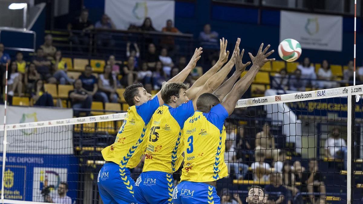 Zonca, Knigge y Yadrián protagonizan un triple bloqueo en el partido ante el Valencia