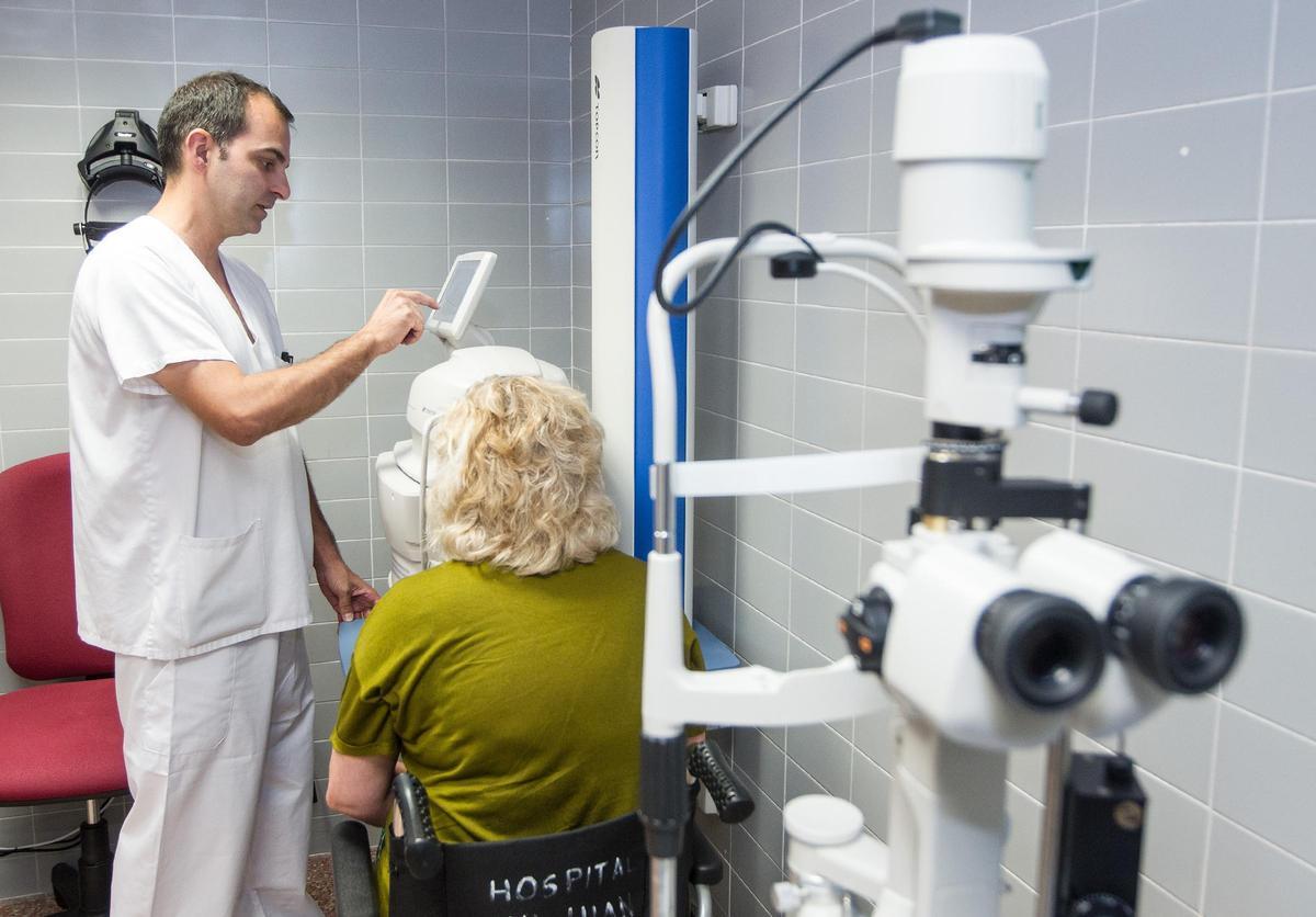 Examen a una paciente en la Unidad de Retina del Hospital de Sant Joan