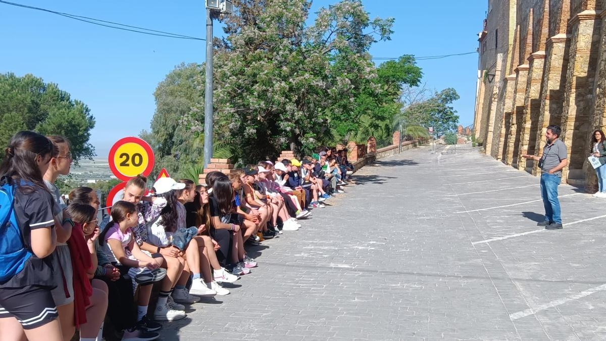 Escolares participantes en la ruta ornitológica urbana.