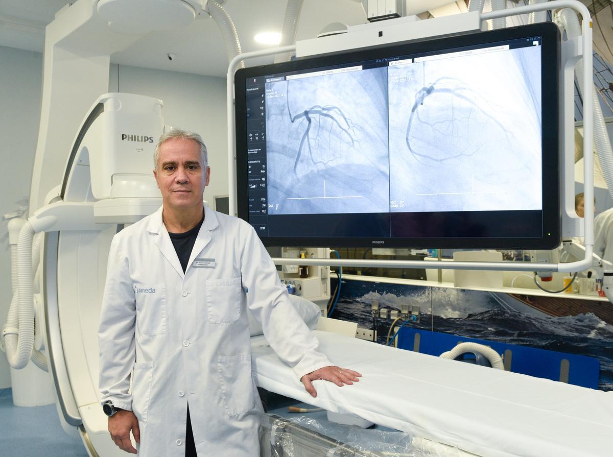 El Dr. Rubén Vergara, cardiólogo intervencionista quien ha realizado esta primera intervención de denervación de arterias renales.