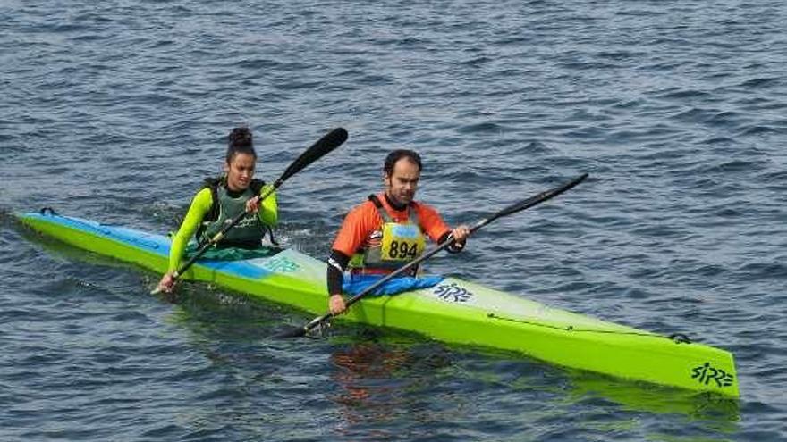 María Pérez y Rodrigo Tiebo, en su embarcación.