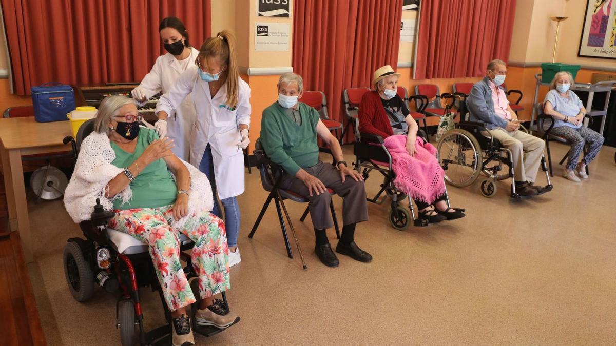 Los mayores reciben la tercera dosis de la vacuna contra el covid en una residencia de Zaragoza | ÁNGEL DE CASTRO