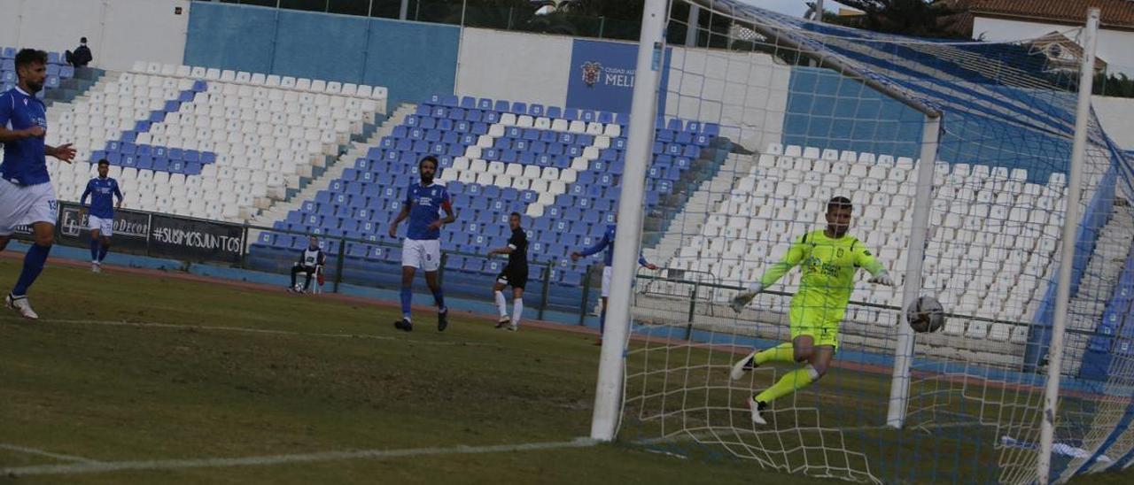 Ballesté observa cómo entra la vaselina de Aketxe en medio de un estadio casi vació con capacidad para 7.000 espectadores.