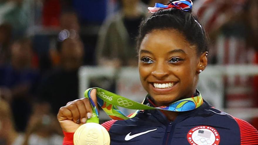 Simone Biles posa sonriente con su oro.