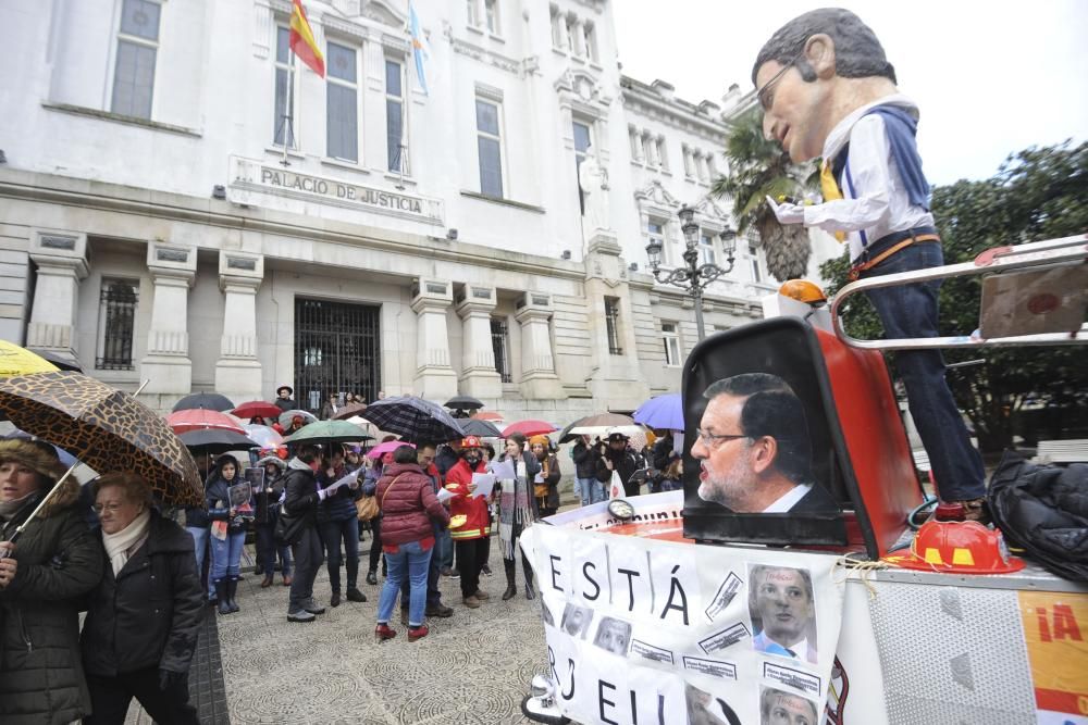 Trabajadores de Justicia, en huelga indefinida, se manifiestan disfrazados a las puertas del Tribunal Superior de Xustiza de Galicia.