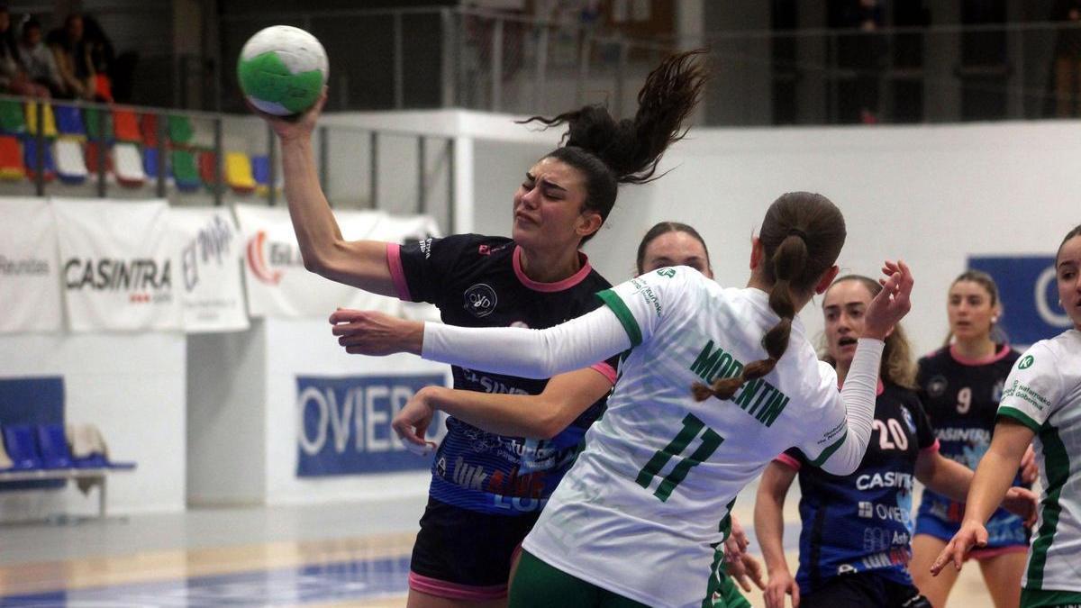 Paloma Calvo, en un partido con el Lobas Alimerka Oviedo.