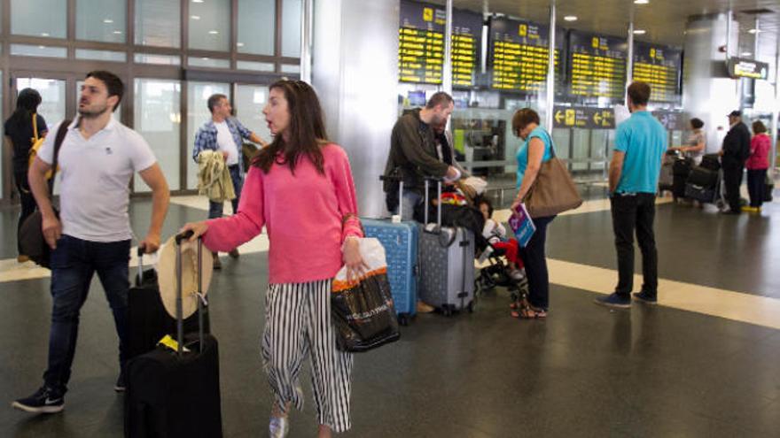 Tránsito de pasajeros en el aeropuerto de Gran Canaria.