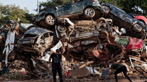 05/11/2024 Varias personas limpian entre coches amontonados en Alfafar, a 5 de noviembre de 2024, en Valencia, Comunidad Valenciana (España). Hoy, se cumple una semana desde que la DANA arrasara la Comunitat Valenciana. Hasta el momento, hay 211 víctimas mortales y cuantiosos daños materiales en alrededor de 70 municipios de la provincia de Valencia, desde donde todavía hoy se siguen retirando enseres, vehículos y haciendo achiques de agua. Se ha restablecido ya el 98% del servicio eléctrico y el 93% de la población afectada ya dispone de suministro agua. Feria Valencia ha destinado siete pabellones, su Centro de Eventos y sus cocinas a diversas tareas logísticas y humanitarias para luchar contra los efectos de la DANA que ha afectado a la Comunitat Valenciana. ECONOMIA Carlos Luján - Europa Press