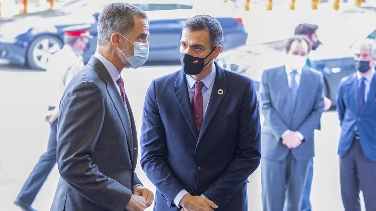 El rey Felipe VI y el presidente, Pedro Sánchez, conversan durante la Barcelona New Economy Week, este 9 de octubre en la capital catalana.