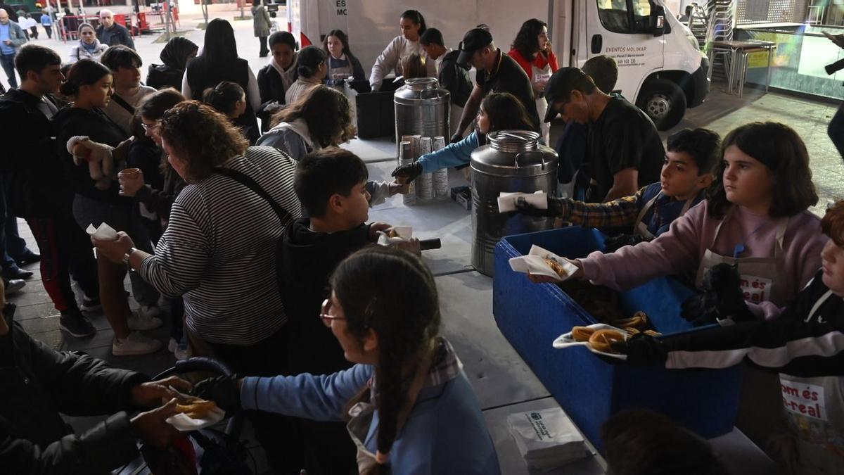 Los más pequeños tomaron ayer literalmente la plaza Major para participar en los juegos, talleres y chocolatada organizados por el Consell de Xiquets i Xiquetes por el Día Mundial de los Derechos de la Infancia.