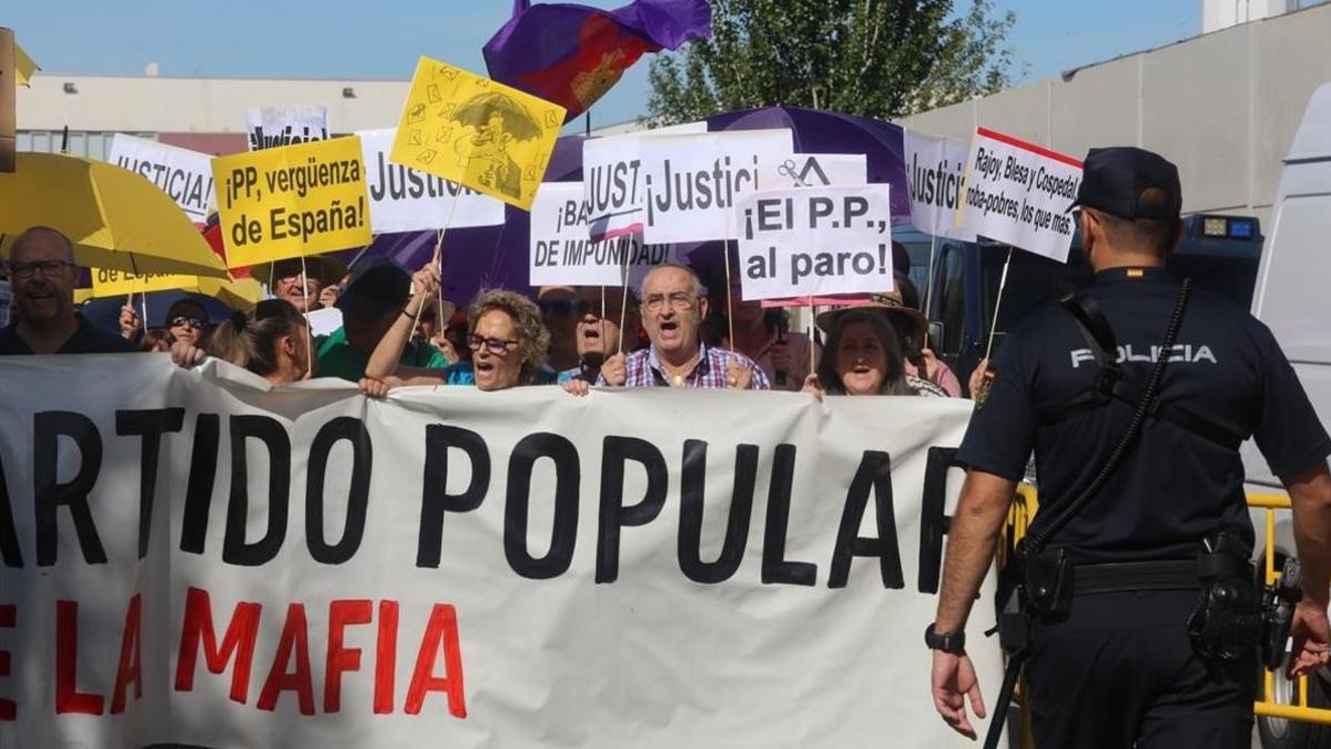 Manifestación ante la Audiencia Nacional, durante la declaración de Rajoy, este miércoles.