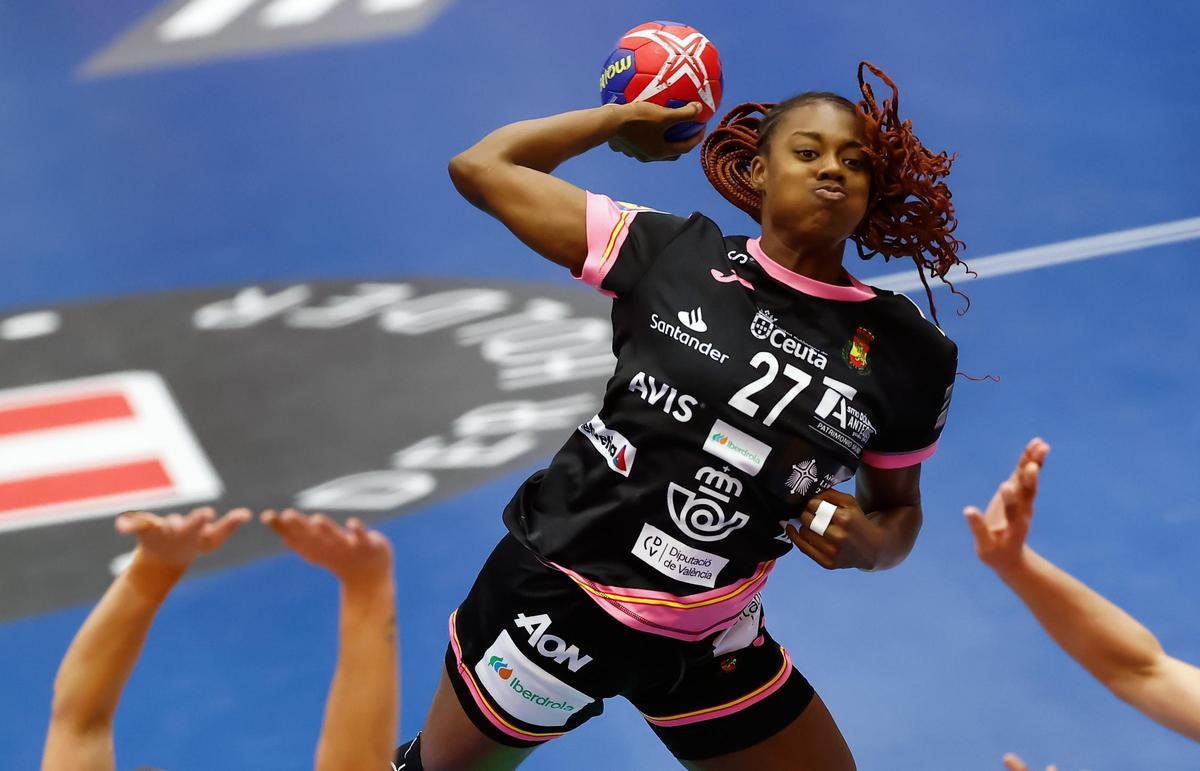 Danila So Delgado ejecuta un disparo con la Selección Española