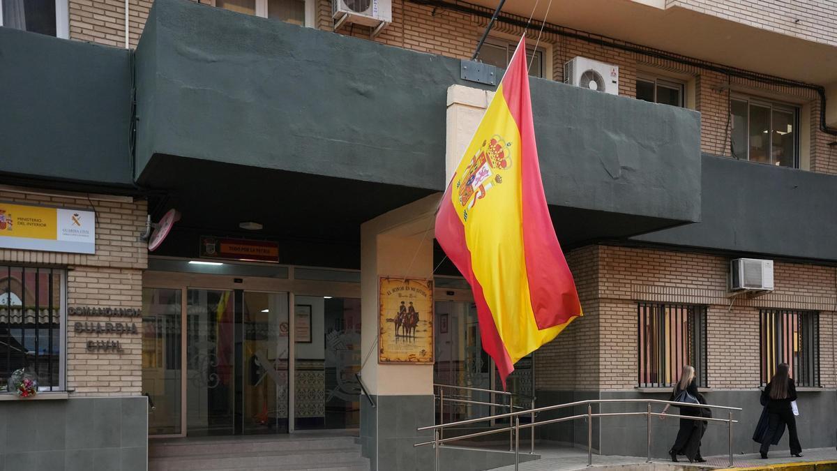 La Comandancia de Huelva con la bandera a media asta en señal de duelo por el fallecimiento de los dos agentes