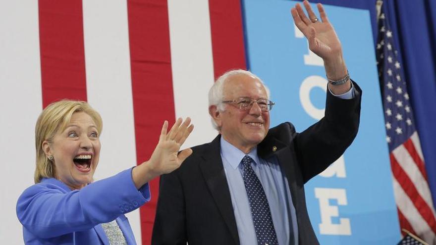 Hillary Clinton y Bernie Sanders en Portsmouth.