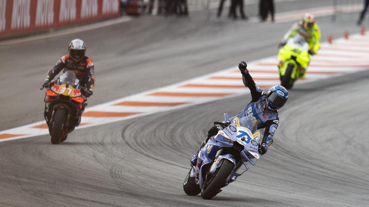 Àlex Márquez cruza la meta de Cheste por delante de Pedro Acosta y Fabio Di Giannantonio.