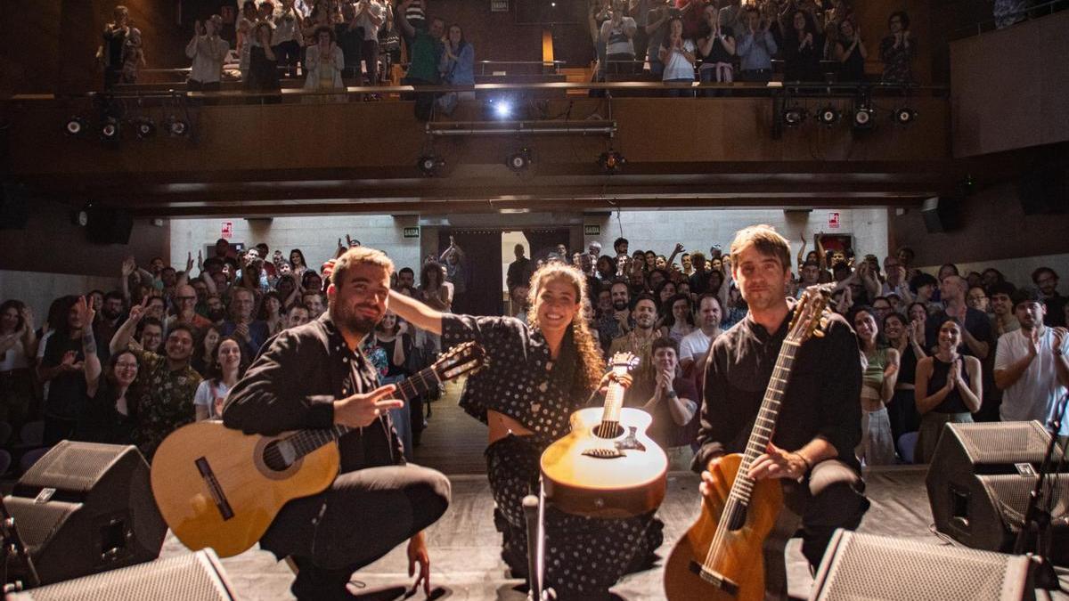 A artista portuguesa MARO no Salón Teatro tras o concerto de presentación do festival Maré