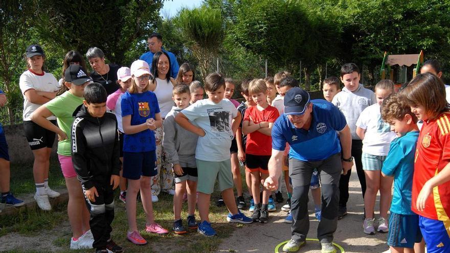 Las pistas de A Bandeira acogerán a comienzos del próximo curso la primera Concentración de Petanca de los centros educativos de Deza