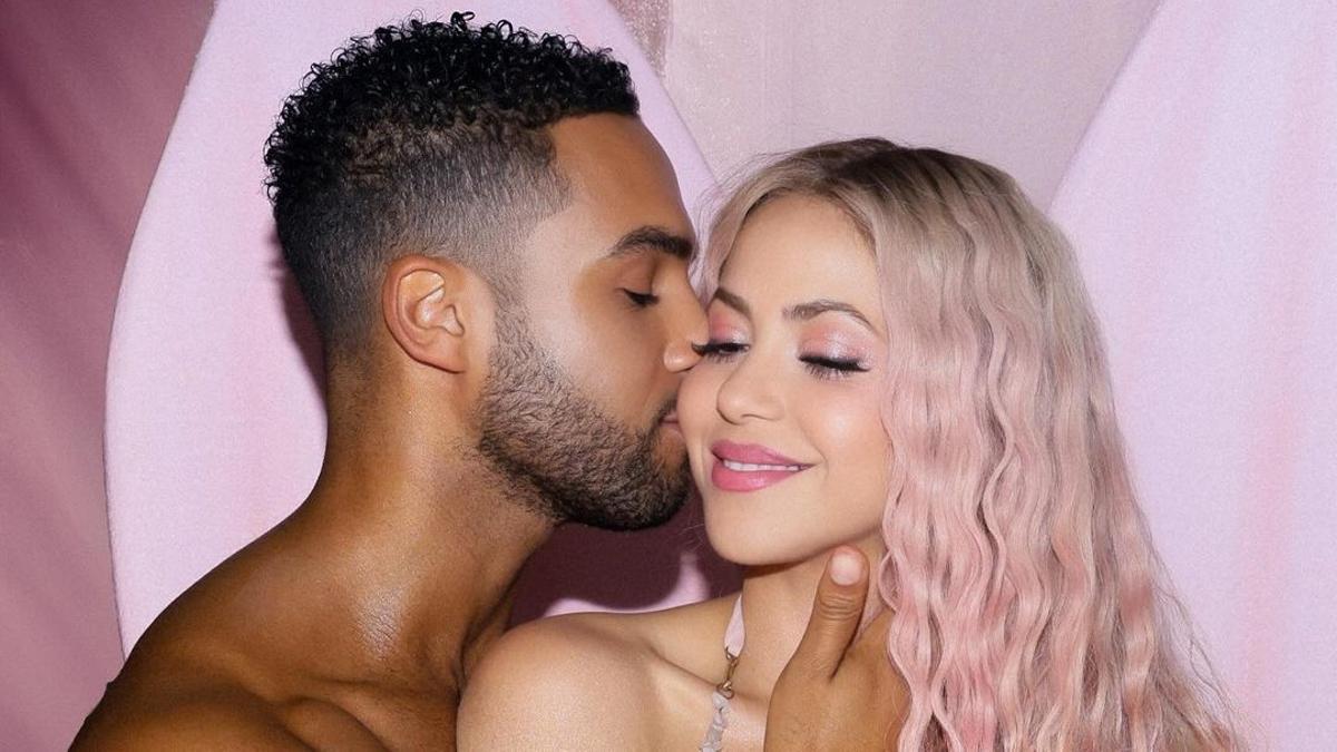 Las románticas imágenes de Shakira con Lucien Laviscount, actor de 'Emily in Paris'