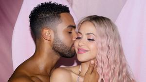 Las románticas imágenes de Shakira con Lucien Laviscount, actor de Emily in Paris