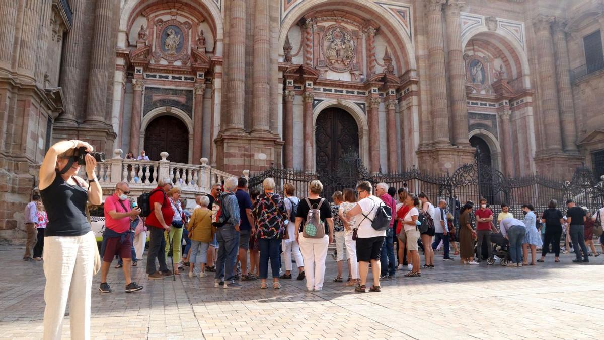 Turistas visitan la Catedral de Málaga.