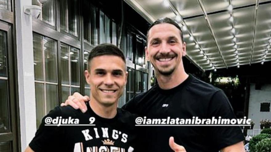 El delantero del Sporting Djuka come con el gran Zlatan Ibrahimovic en Belgrado