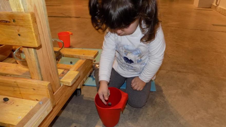 Una nena juga en una de les activitats del Museu de la Tècnica.