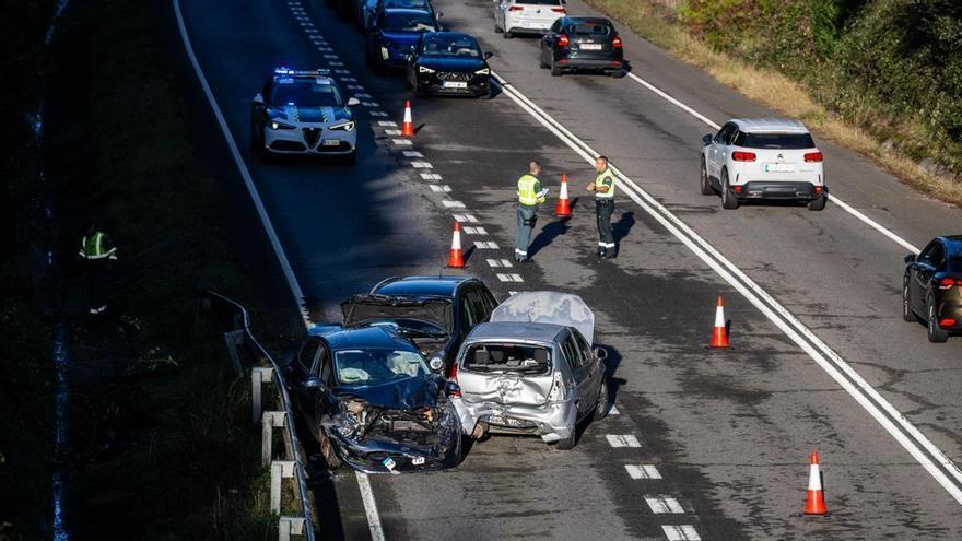 Aparatoso accidente en la variante de Avilés cerca de la salida de Salinas: tres coches implicados y cuatro heridos (uno de ellos, menor)