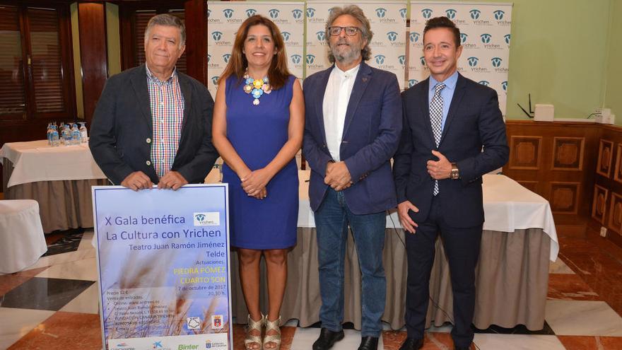 La alcaldesa, Carmen Hernández, junto al presidente de Yrichen y el responsable del Círculo Cultural de Telde