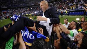 Zidane, manteado por sus jugadores en La Rosaleda.