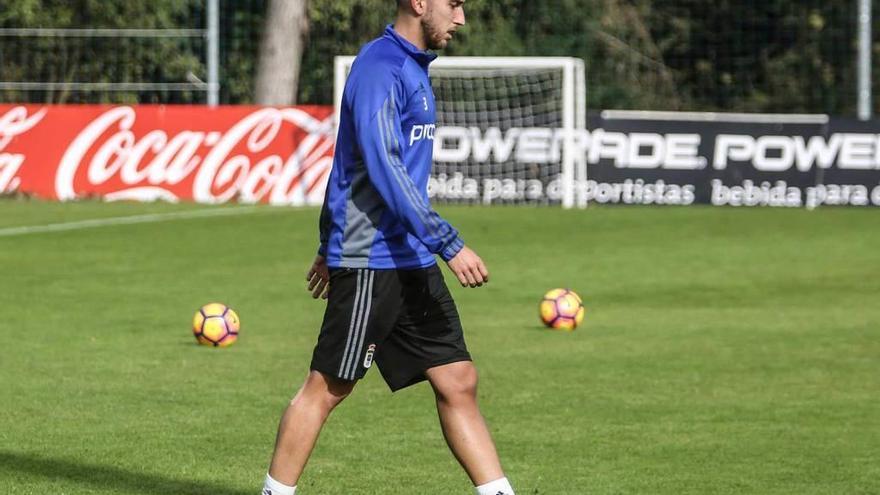 Varela, durante un entrenamiento reciente del Oviedo en las instalaciones de El Requexón.