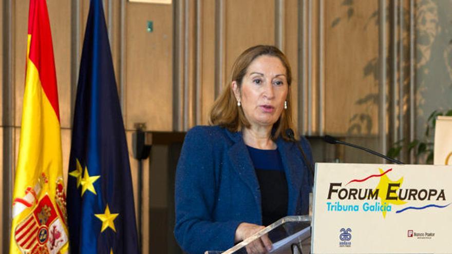 La ministra Ana Pastor en su intervención en el Fórum Europa. // EFE