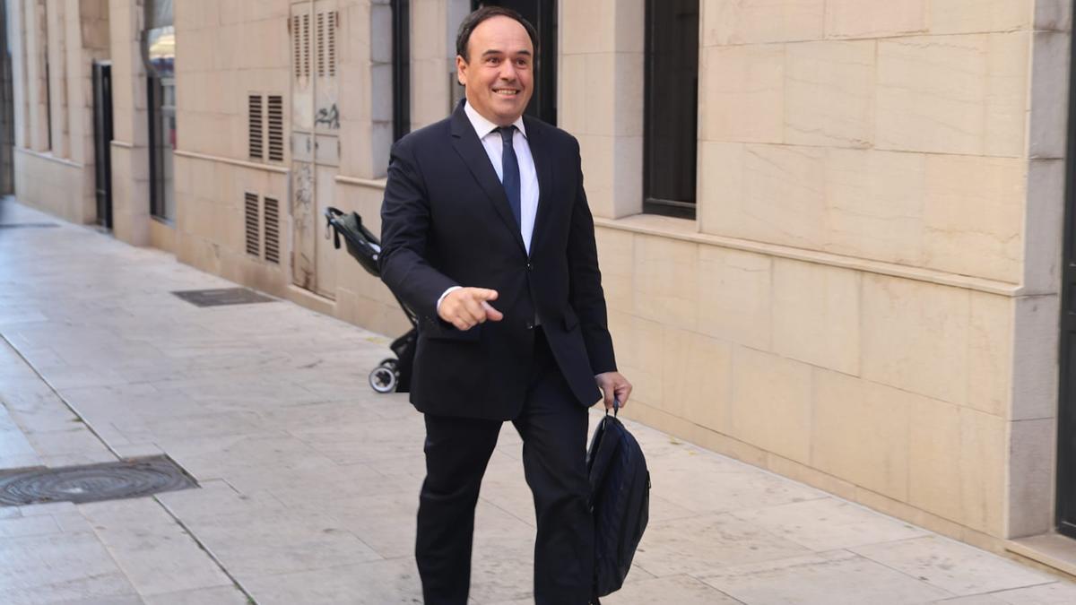 Pérez Llorca, a su llegada a las Corts.