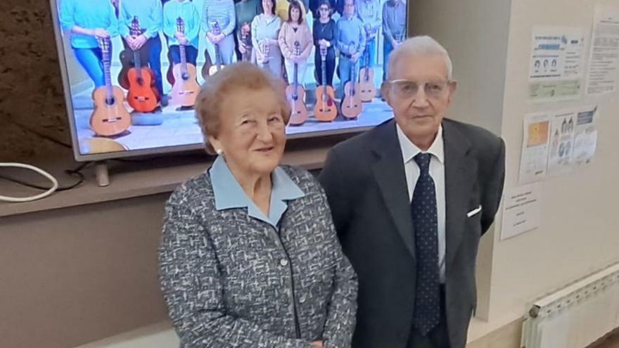 Elvira Fernández y Julio González, ayer, en el centro de mayores. | D. M.